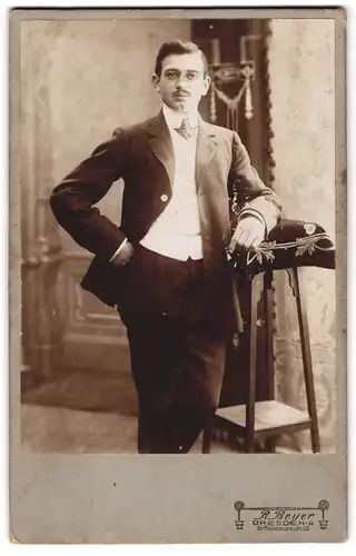 Fotografie R. Beyer, Dresden, Gr. Plauenschestr. 35, Selbstbewusster Herr in feinem Zwirn