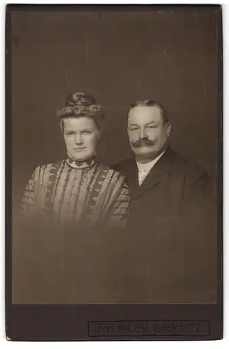 Fotografie Joh. Niclou, Chemnitz, Königstr. 3 u. 5, Schnauzbärtiger Herr nebst Dame mit Dutt