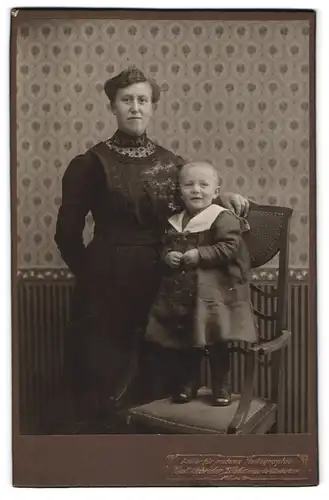 Fotografie Curt Schröder, Döbeln, Süsses Kind mit Matrosenkragen nebst seiner Mutter