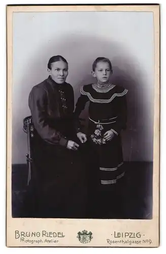 Fotografie Bruno Riedel, Leipzig, Rosenthalgasse 9, Mutter mit ihrer Tochter in Sonntagskleidung