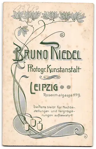 Fotografie Bruno Riedel, Leipzig, Rosenthalgasse 9, Mutter mit ihrer Tochter in Sonntagskleidung