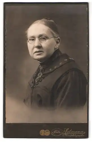 Fotografie Fritz Axtmann, Plauen, Bahnhofstr. 27, Portrait einer reiferen Dame mit Brille