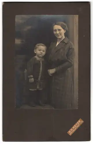 Fotografie B. H. Meyer, Michelstadt i. O., Junge Mutter mit ihrem süssen Kind