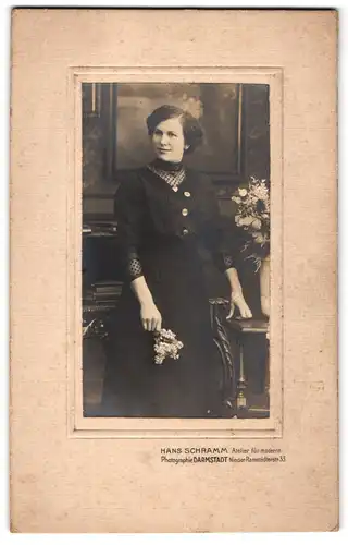 Fotografie Hans Schramm, Darmstadt, Nieder-Ramstädterstr. 33, Junge Frau mit Blütenzweig