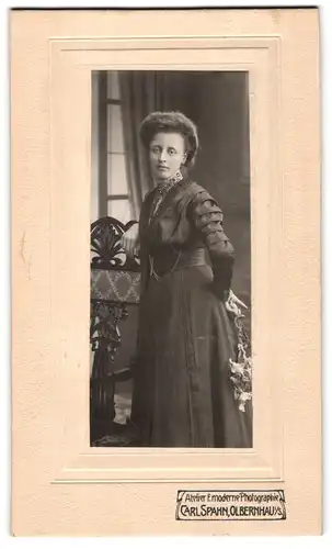 Fotografie Carl Spahn, Olbernhau i /S., Junge Dame im modischen Kleid