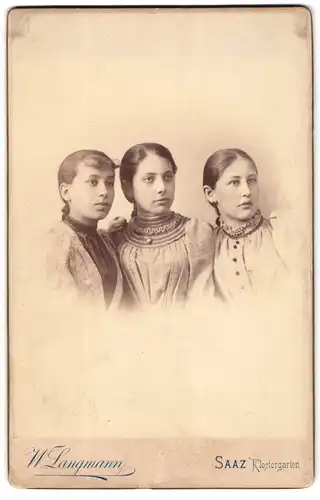 Fotografie W. Langmann, Saaz, Drei junge Mädchen in hübscher Kleidung