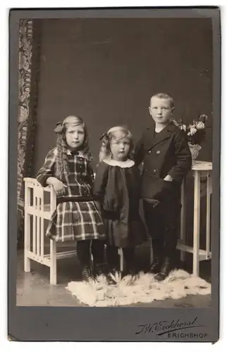 Fotografie J. H. Eickhorst, Erichshof, Junge und zwei Mädchen in modischer Kleidung