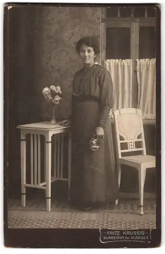 Fotografie Fritz Krussig, Burgstädt i. Sa., Neugasse 2, Bürgerliche Dame im Kleid mit Blumen