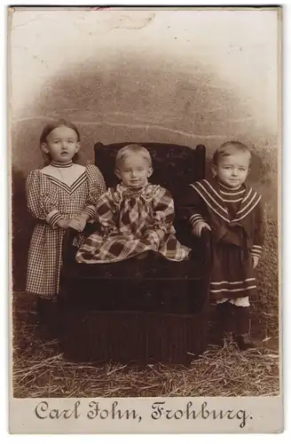 Fotografie Carl John, Frohburg, Kinderpaar in modischer Kleidung mit Kleinkind