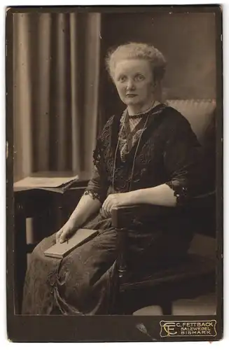 Fotografie C. Fettback, Salzwedel, Neuperverstr. 28, Ältere Dame im hübschen Kleid mit Buch