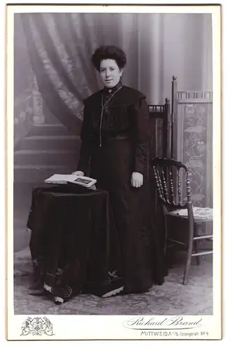 Fotografie Richard Brand, Mittweida i /S., Leisnigerstr. 4, Junge Dame im Kleid mit einem Buch