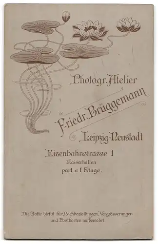 Fotografie Friedr. Brüggemann, Leipzig-Neustadt, Eisenbahnstr. 1, Junge Dame im schwarzen Kleid