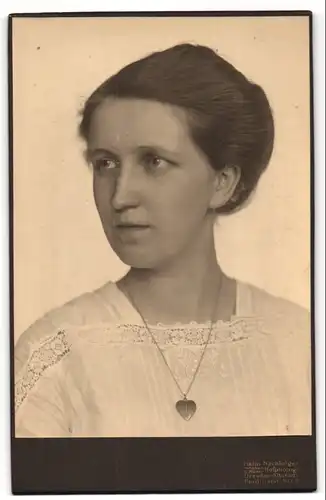 Fotografie Hahn Nachfolger, Dresden-Altstadt, Ferdinand-Str. 11, Hübsch gekleidete Dame mit Herzkette