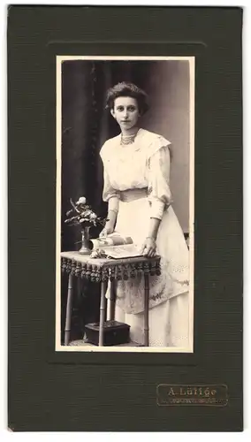 Fotografie A. Lüttge, L.-Leutzsch, Hauptstr. 34, Junge Dame im Kleid mit Zeitung