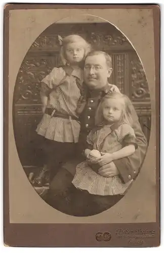 Fotografie Atelier Victoria, Leipzig, Soldat in Uniform mit zwei Töchtern