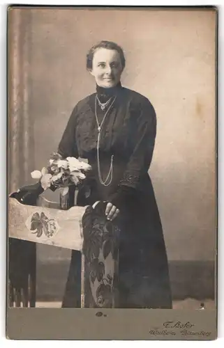 Fotografie F. Hofer, Weilheim, Bürgerliche Dame im Kleid