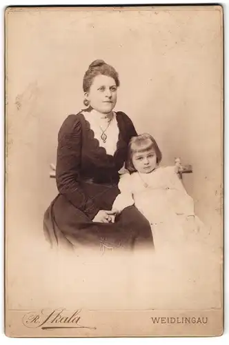 Fotografie Rudolf Skala, Weidlingau, Hauptstr. 96, Bürgerliche Dame mit kleiner Tochter
