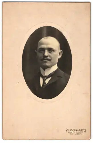 Fotografie Adolph Richter, Leipzig-Lindenau, Merseburger Str. 61, Elegant gekleideter Herr mit Moustache