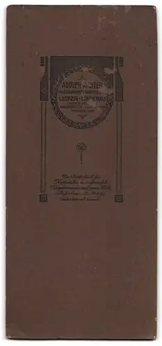 Fotografie Adolph Richter, Leipzig, Merseburgerstrasse 61, Lächelnder Herr mit Schnauzbart im Dreiteiler