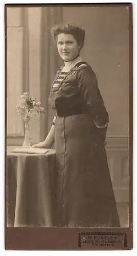 Fotografie W. Postler, Leipzig, Fröbelstrasse 8, Lächelnde junge Frau in zeitgenössischem Kleid mit Spitzenkragen