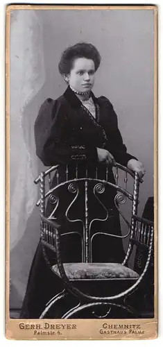 Fotografie Gerh. Dreyer, Chemnitz, Palmstrasse 4, Junge Frau mit Spitzenkragen in Kleid mit Puffärmeln