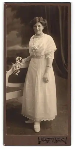 Fotografie Stephan Simon, Nürnberg, Georgstrasse 1, Lächelnde junge Frau in weissem Spitzenkleid mit Blumenstrauss