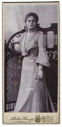 Fotografie Atelier Strauss, Leipzig, Windmühlenstrasse 8-42, Junge Frau in zeitgenössischem Kleid mit Glockenärmeln