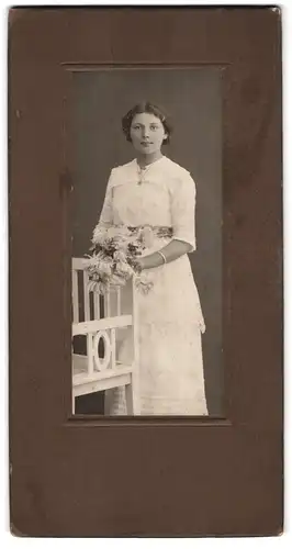 Fotografie unbekannter Fotograf und Ort, Junges Mädchen in weissem Kleid mit Blumenstrauss in der Hand