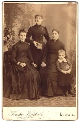 Fotografie Theodor Heidecke, Leipzig, Zeitzer Strasse 16, Drei Damen im Sonntagsstaat mit kleinem Jungen im Kleidchen