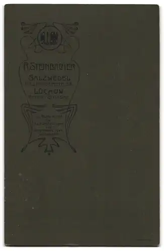 Fotografie R. Steinbacher, Salzwedel, Neuperverstrasse 38, Junges Paar im Sonntagsstaat vor klassizistischer Kulisse