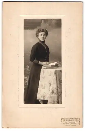 Fotografie Bernh. Gunkel, Leipzig, Hallischestrasse 91-93, Junge Frau mit ondulierten Haaren im Sonntagsstaat