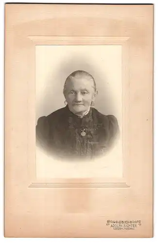 Fotografie Adolph Richter, Leipzig, Merseburger Strasse 61, Freundliche alte Frau mit Ohrreifen und Kette