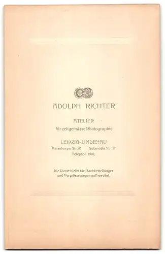 Fotografie Adolph Richter, Leipzig, Merseburger Strasse 61, Freundliche alte Frau mit Ohrreifen und Kette