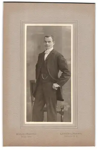 Fotografie Adolph Richter, Leipzig, Merseburger Strasse 61, Eleganter junger Mann mit Schnurrbart im Dreiteiler