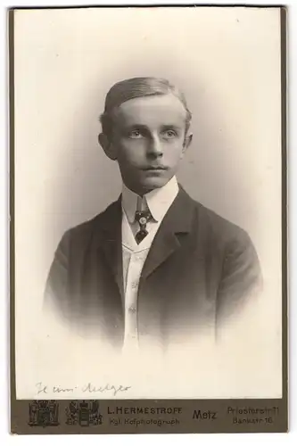 Fotografie L. Hermestroff, Metz, Priesterstr. 11, junger Mann im Anzug mit Weste und Schlips, Seitenscheitel