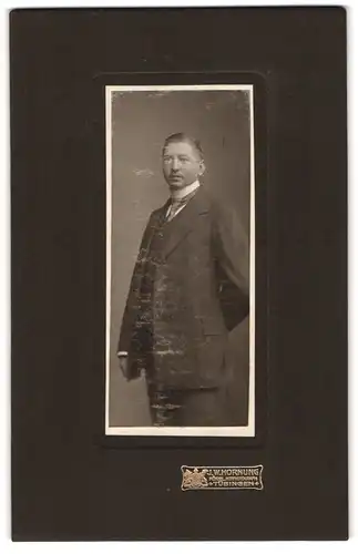 Fotografie J. W. Hornung, Tübingen, Herr im Anzug mit Schlips