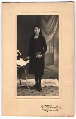 Fotografie R. Wunderlich, Hagenau i. Els., Mädchen im schwarzen Kleid mit Halskette und Armreifen