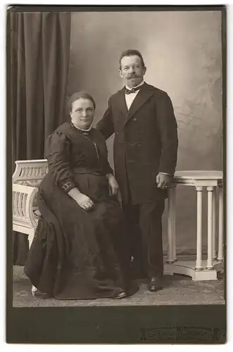 Fotografie Boris Nieländer, München, Ehepaar mittleren Alters im Anzug und Kleid posieren im Atelier