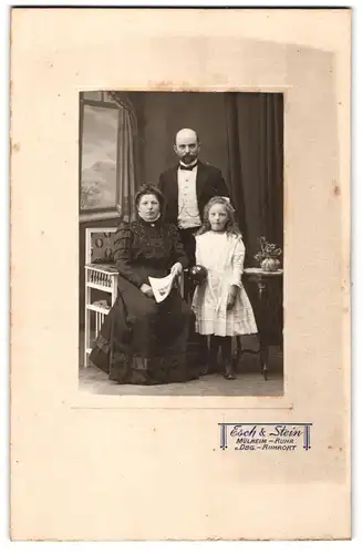 Fotografie Esch & Stein, Mülheim / Ruhr, Mutter und Vater mit ihrer Tochter im weissen Kleid posieren im Atelier