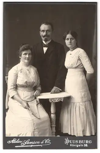 Fotografie Samson & Co., Duisburg, Königstr. 38, Mutter und Vater mit ihrer Tochter im weissen Kleid