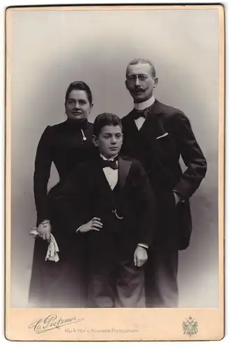 Fotografie C. Pietzner, Wien, Mutter und Vater im Kleid und im Anzug mit ihrem Sohn im Anzug samt Fliege