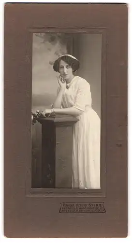 Fotografie Ateleir Stern, Dresden, Portrait junge Frau Kriebel im weissen Kleid mit welligen Haaren