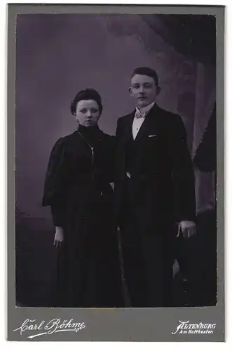 Fotografie Carl Böhme, Altenburg, Am Hoftheater, junges Paar im schwarzen Kleid und Anzug mit Fliege