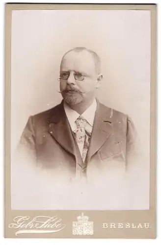 Fotografie Gebr. Siebe, Breslau, Herr Wilhelm Fantloni im Anzug mit Zwickerbrille und Zwirbelbart
