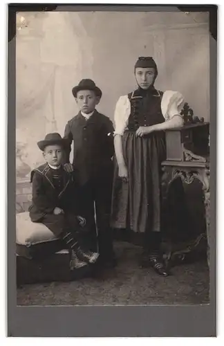 Fotografie unbekannter Fotograf und Ort, junge Frau im schwarzwälder Tacht mit ihren Brüdern