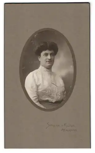 Fotografie Spalke & Kluge, Augsburg, Portrait Brünette Dame trägt weisse Bluse mit Spitze