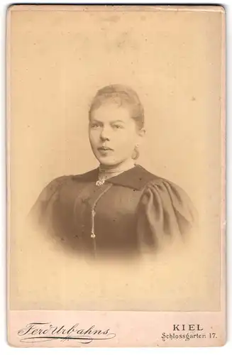 Fotografie Ferd. Urbahns, Kiel, Schlossgarten 17, Portrait junge Dame mit Schmuck, Halskette & Kragenbrosche