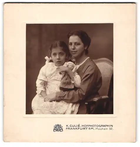 Fotografie K. Culie, Frankfurt / Main, Hochstr. 32, Mutter mit Tochter und Puppe auf dem Schoss sitzend