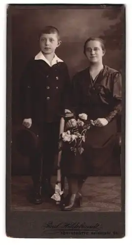 Fotografie Paul Hildebrandt, Königshütte, Kaiserstr. 24, Mutter mit Blumenstrauss nebst Sohn im Matrosenanzug
