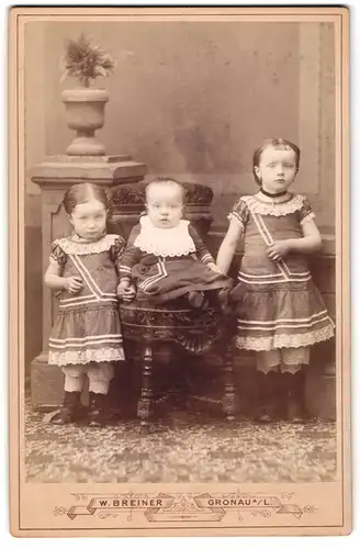 Fotografie W. Breiner, Gronau a. L., kleine Mädchen und Baby im Kleidchen
